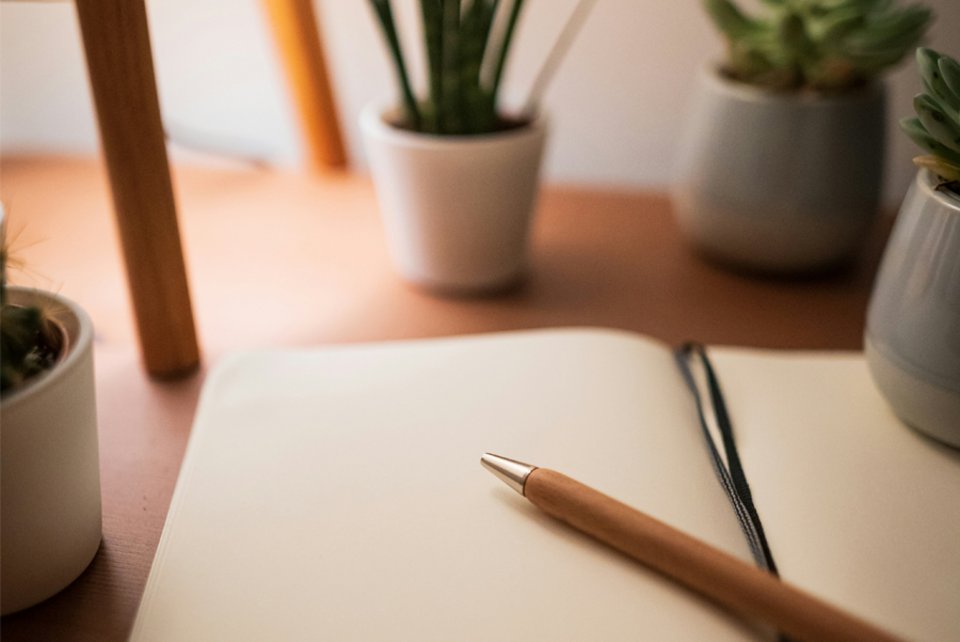 Kuva muistikirjasta pöydällä