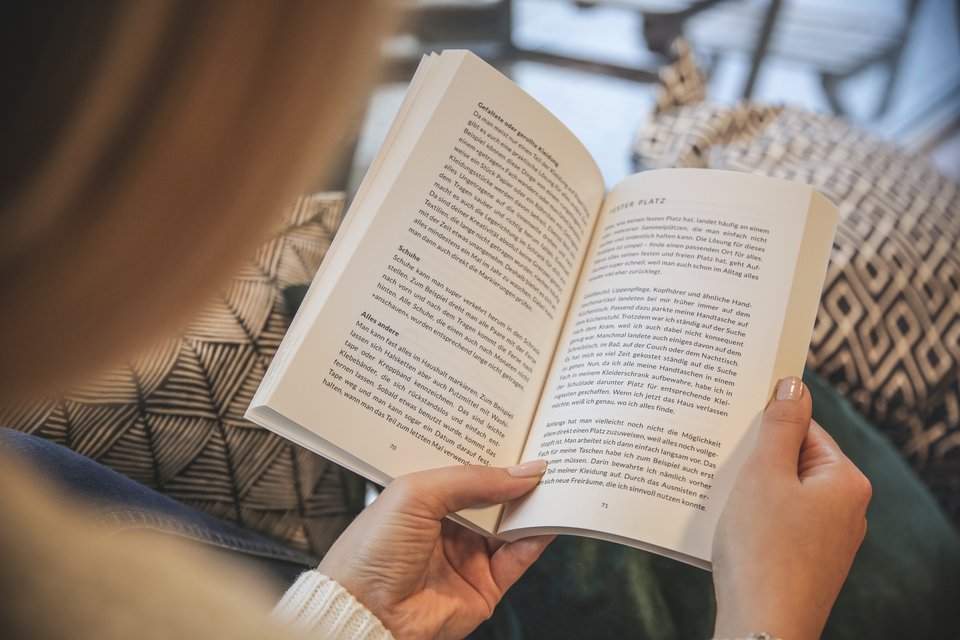 Nainen lukee pokkarikirjaa