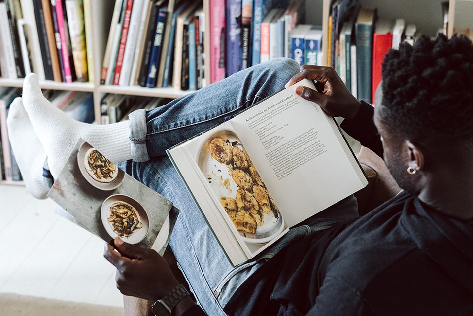 Kuva kirjaa lukevasta henkilöstä 